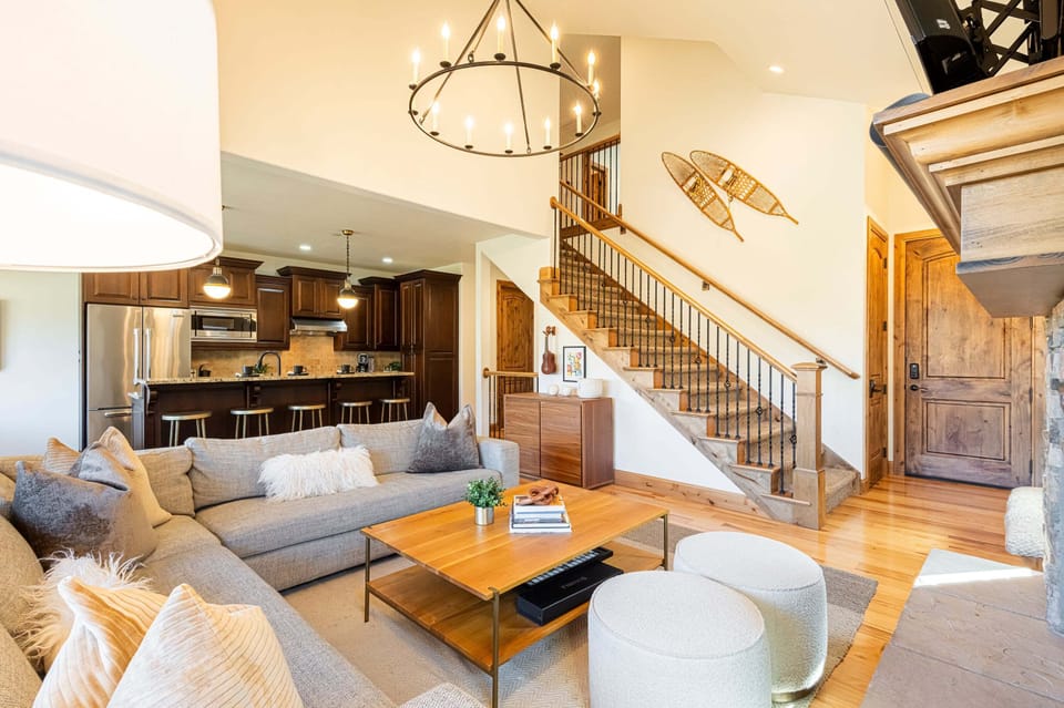 Spacious living room - open and bright