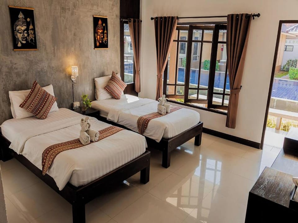 Twin Room | Desk, WiFi (free), bed sheets