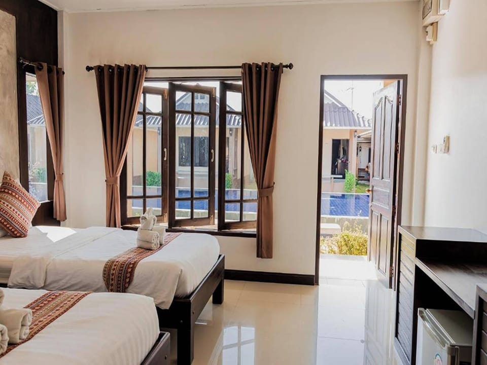 Twin Room | Desk, WiFi (free), bed sheets