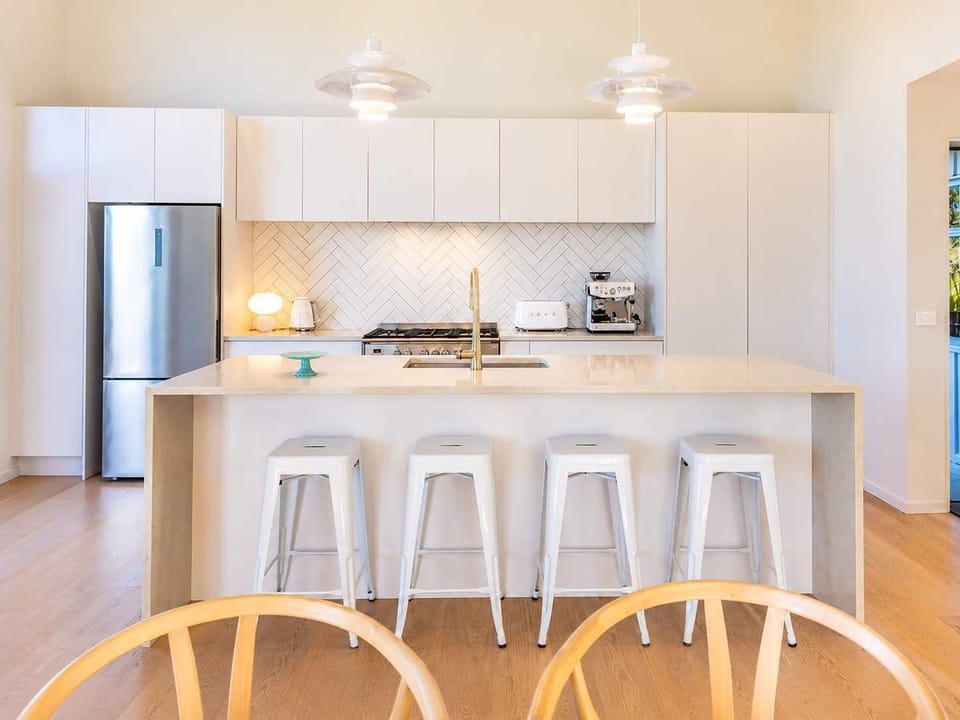 Kitchen and Breakfast Bar