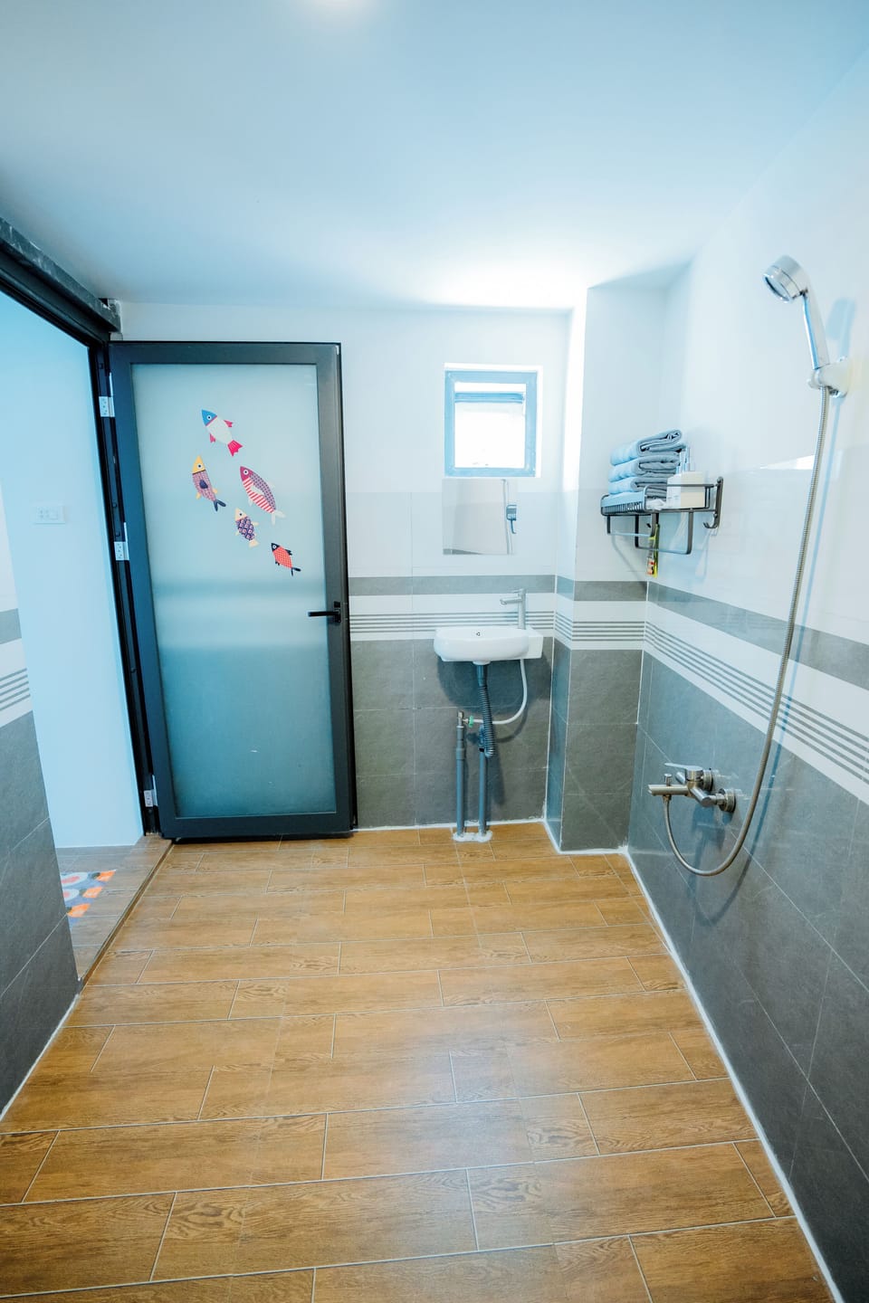 Family Twin Room | Bathroom | Shower, hydromassage showerhead, free toiletries, hair dryer