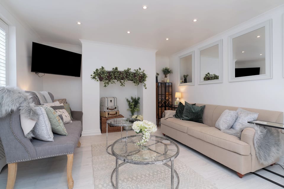 Apartment | Living area | Smart TV