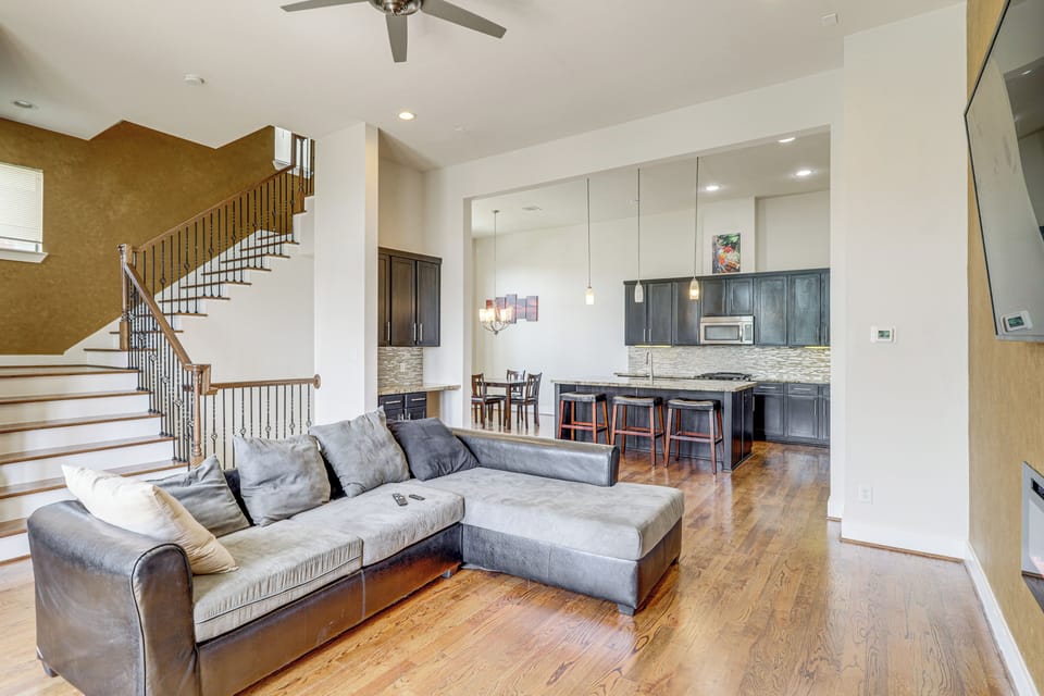 Living Room | 2nd Floor | Smart TV | Free WiFi | Electric Fireplace