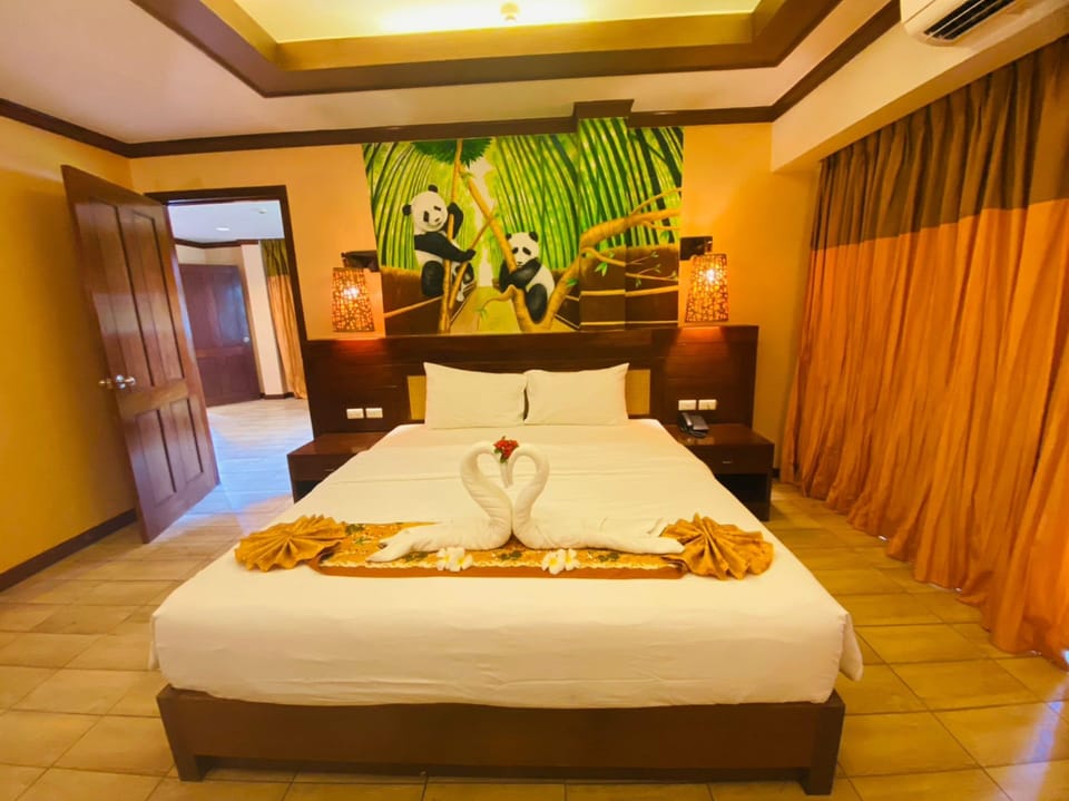 Family Room, Non Smoking, Garden View | In-room safe, blackout drapes, free WiFi, bed sheets