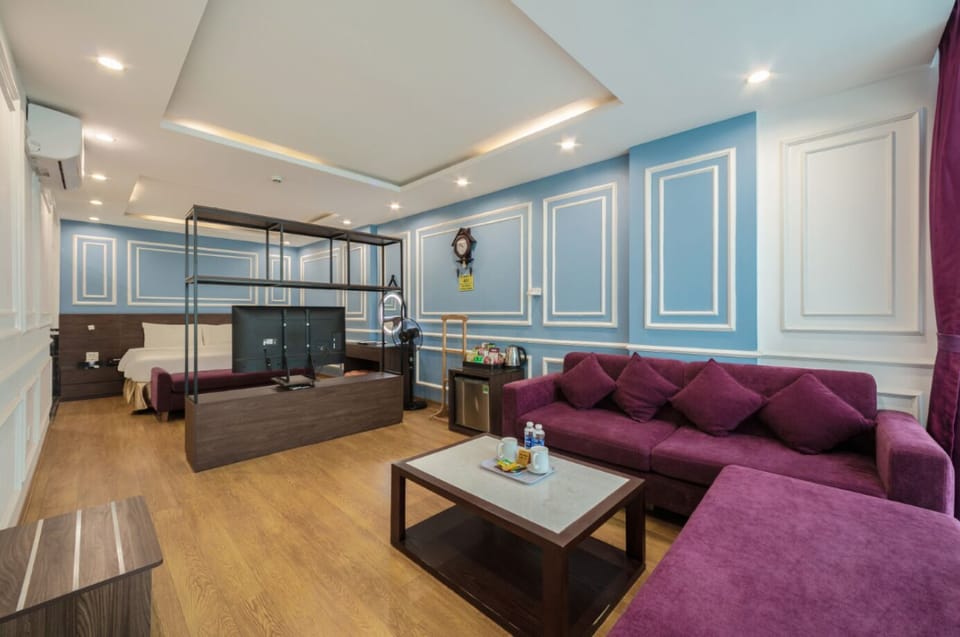 Junior Suite | Minibar, in-room safe, blackout drapes, iron/ironing board