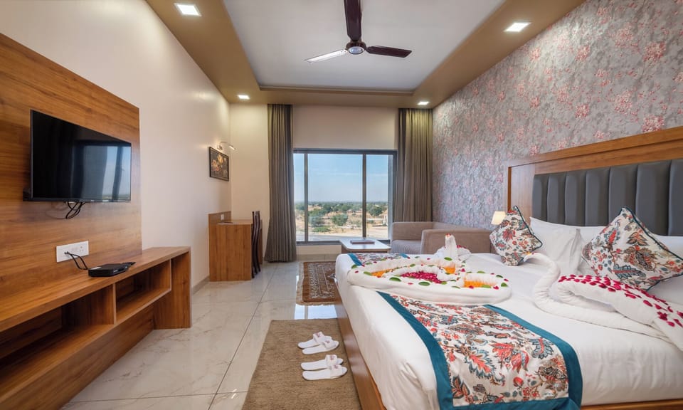 Luxury Room | Desk, laptop workspace, bed sheets