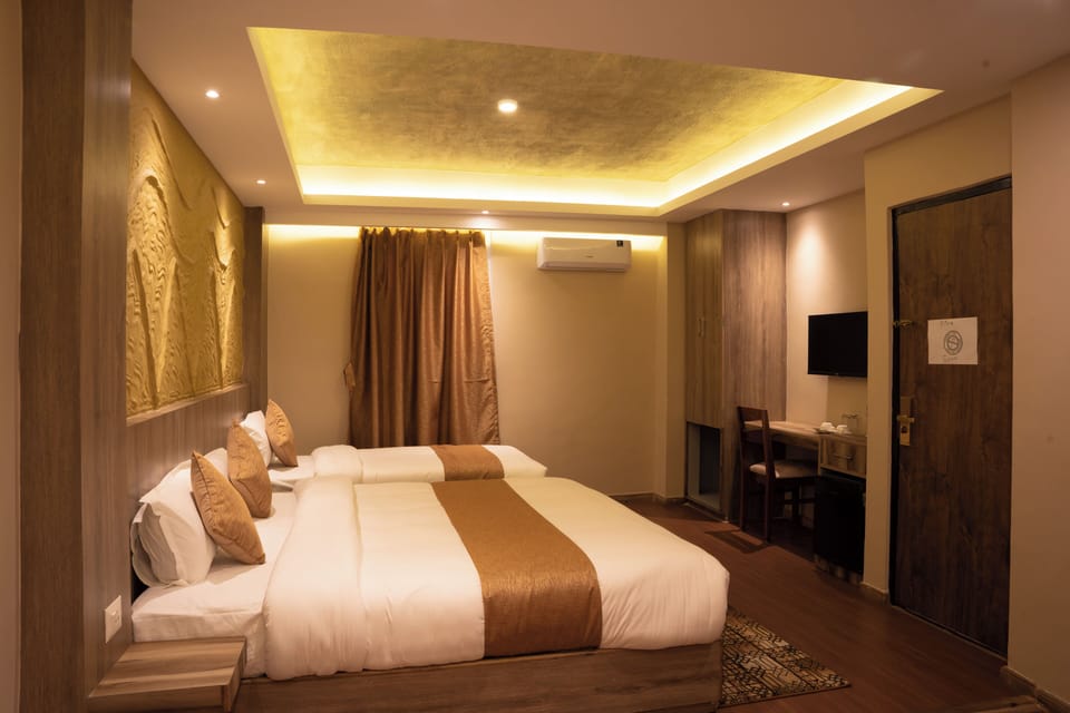 Luxury Triple Room, City View | Hypo-allergenic bedding, individually decorated, individually furnished