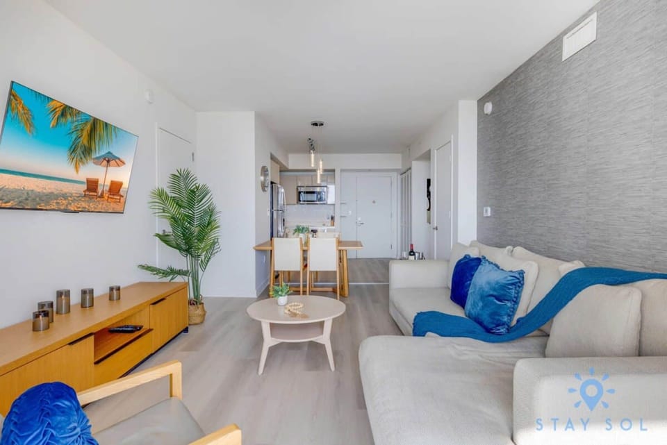 Amazing Pool Balcony w Infinity View Gym Apartment in Hallandale Beach