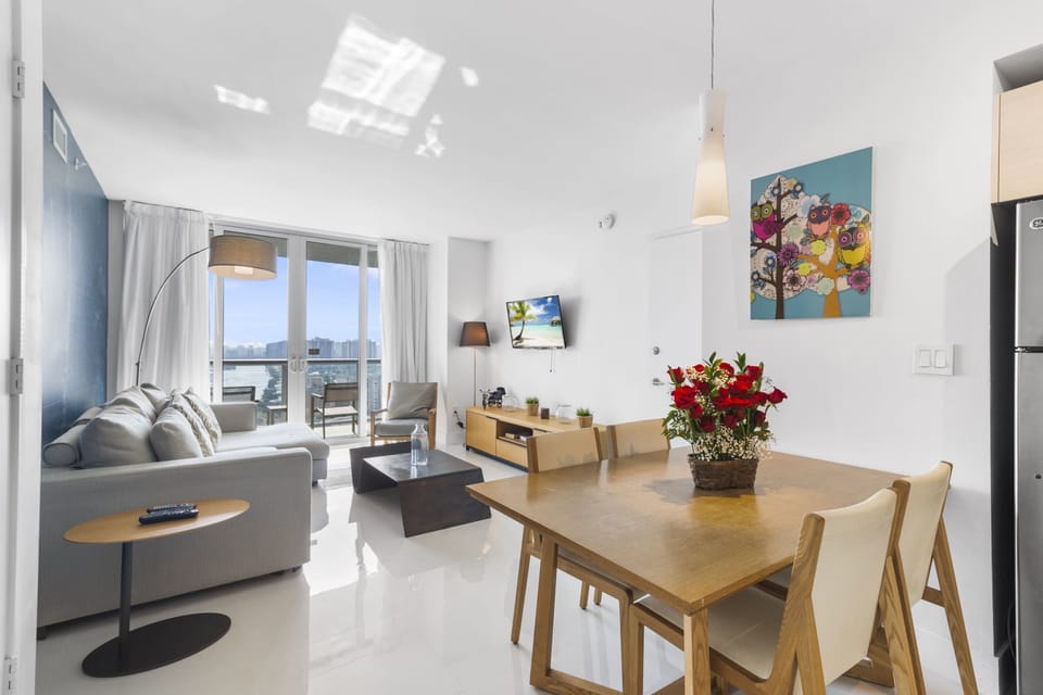 Spectacular Balcony View Retreat Resort Amenities Apartment in Hallandale Beach
