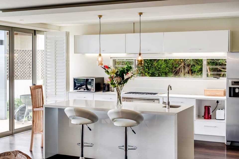 House | 4 bedrooms, desk, iron/ironing board, Internet