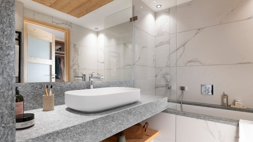Deluxe Room, Valley View | Bathroom | Combined shower/tub, bathrobes, slippers, towels