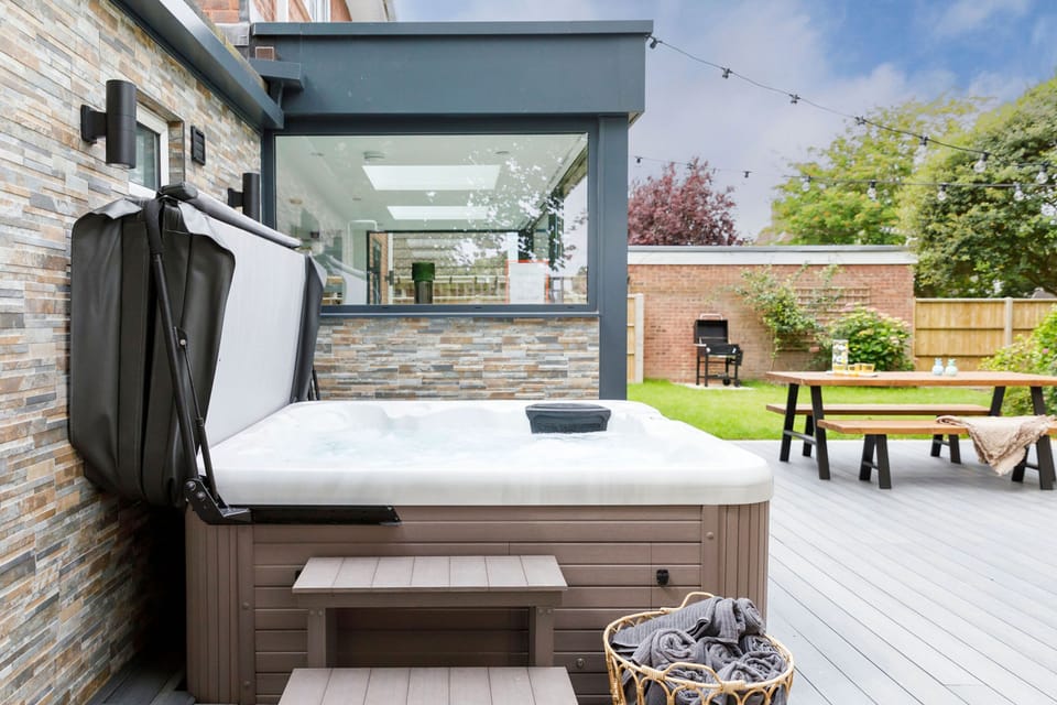 House | 5 bedrooms, desk, iron/ironing board, Internet