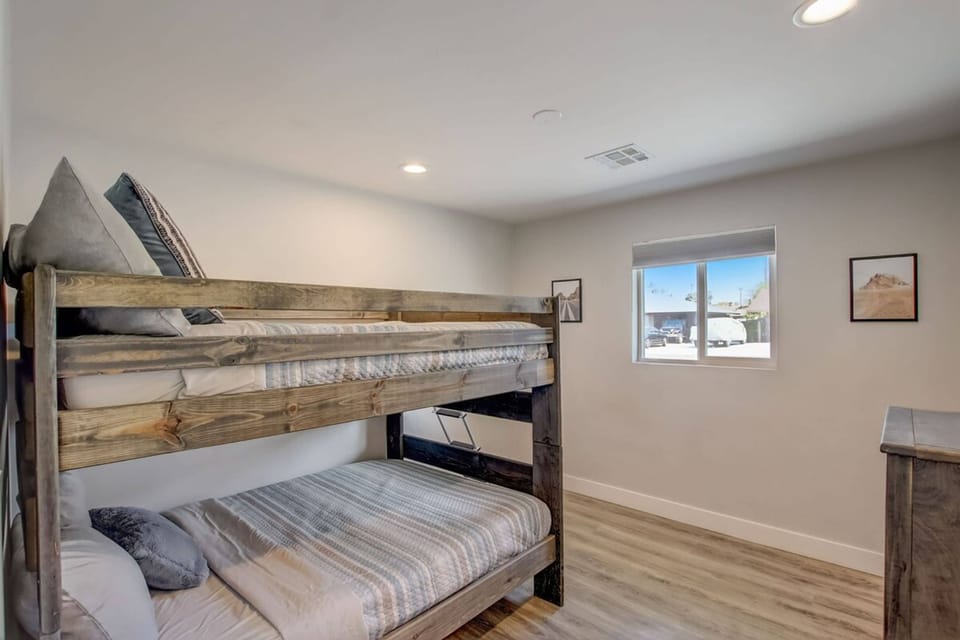 House | 3 bedrooms, desk
