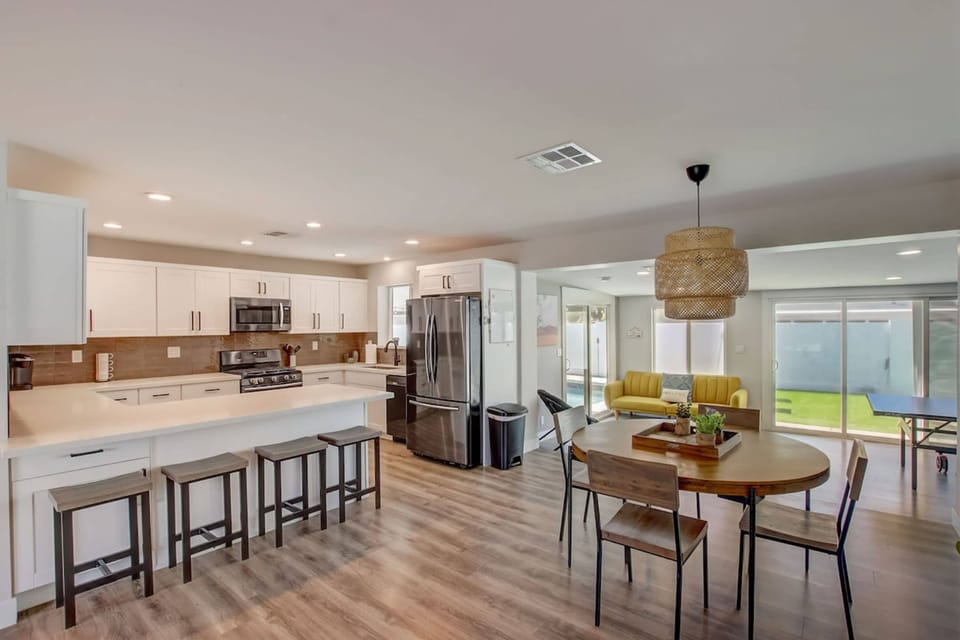 House | 3 bedrooms, desk