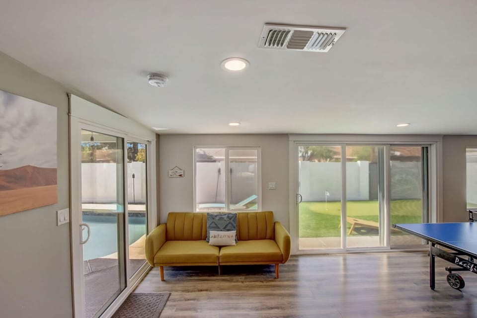 House | 3 bedrooms, desk