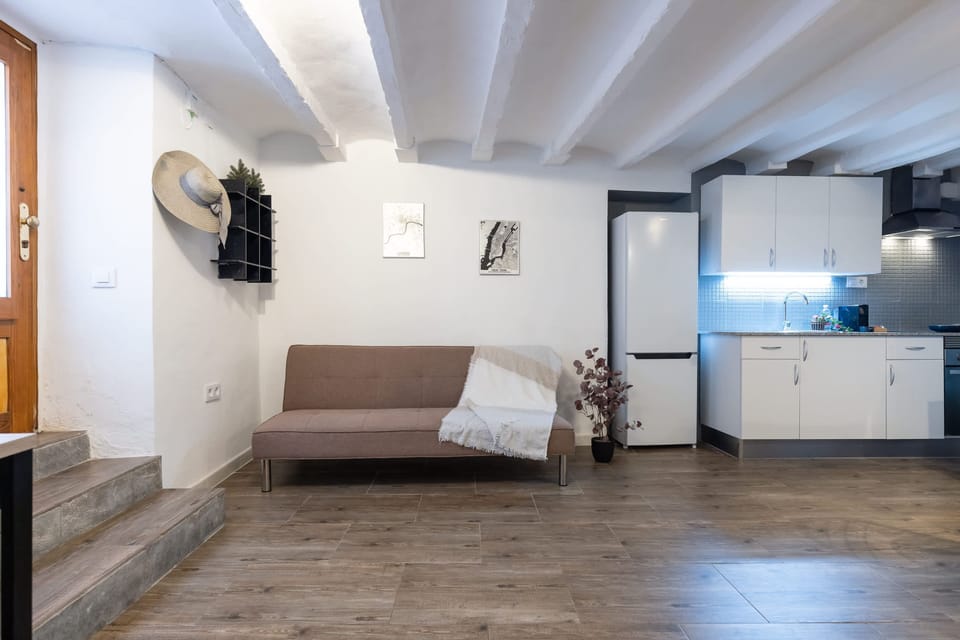 House | 1 bedroom, desk, iron/ironing board