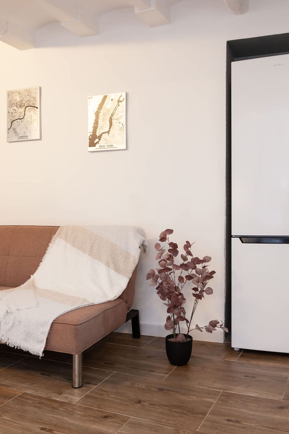 House | 1 bedroom, desk, iron/ironing board