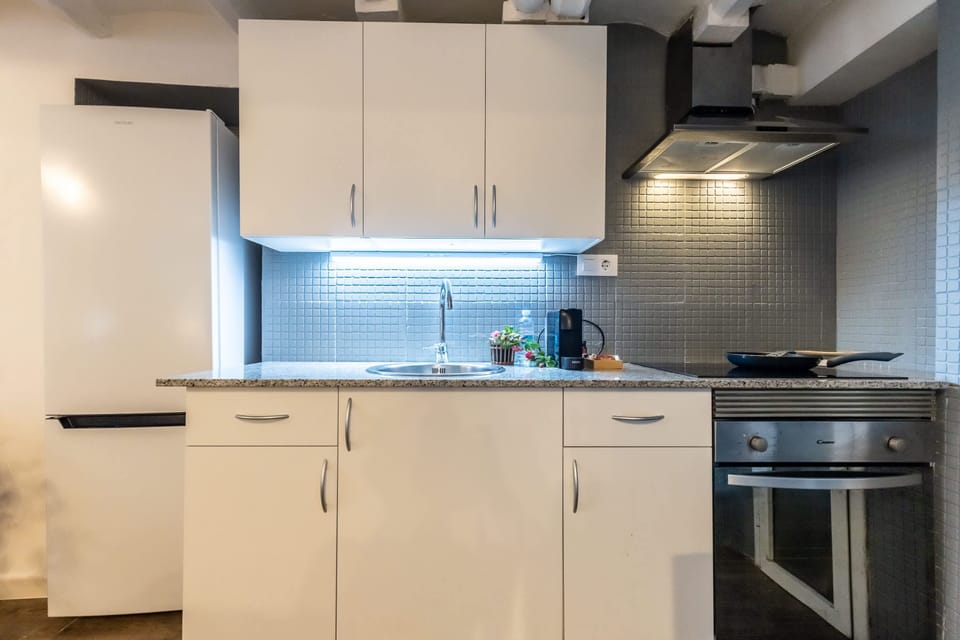 House | 1 bedroom, desk, iron/ironing board