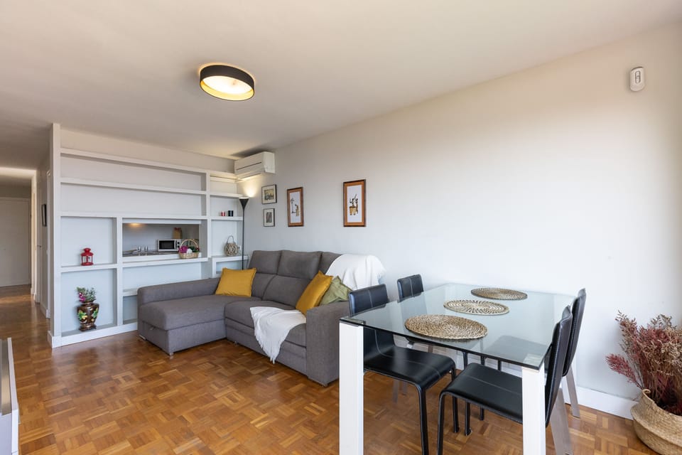 House | 2 bedrooms, desk