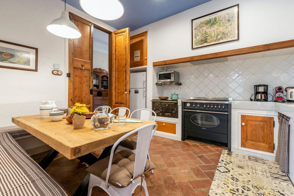 House | 9 bedrooms, desk, high-speed internet