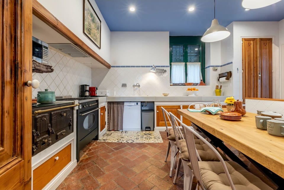 House | 9 bedrooms, desk, high-speed internet