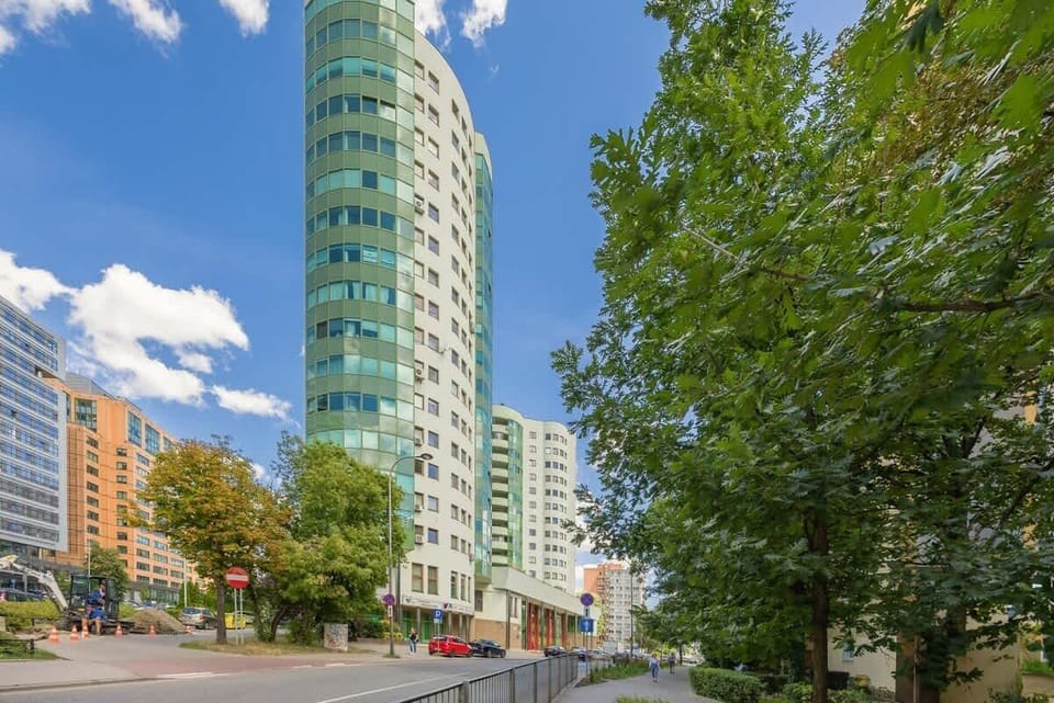 The building's location ensures a convenient stay.  