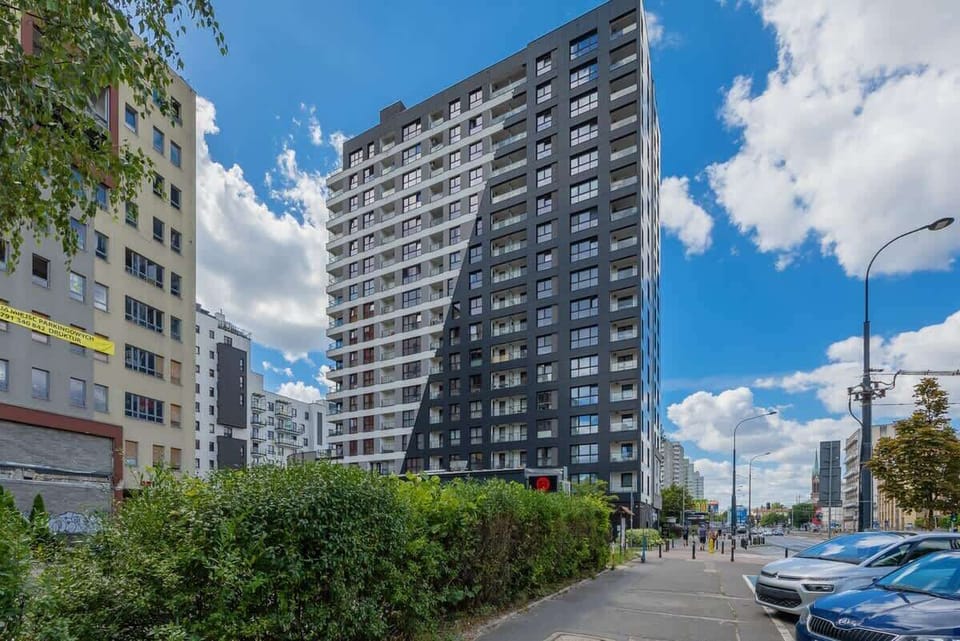 The building is close to charming restaurants and cafes. 
