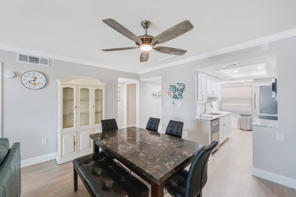 Madeira Norte 407 Dining Room