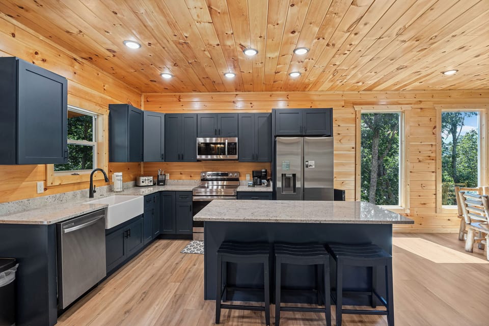 Fully equipped kitchen: cook/bake/dinner/silver-ware provided!
