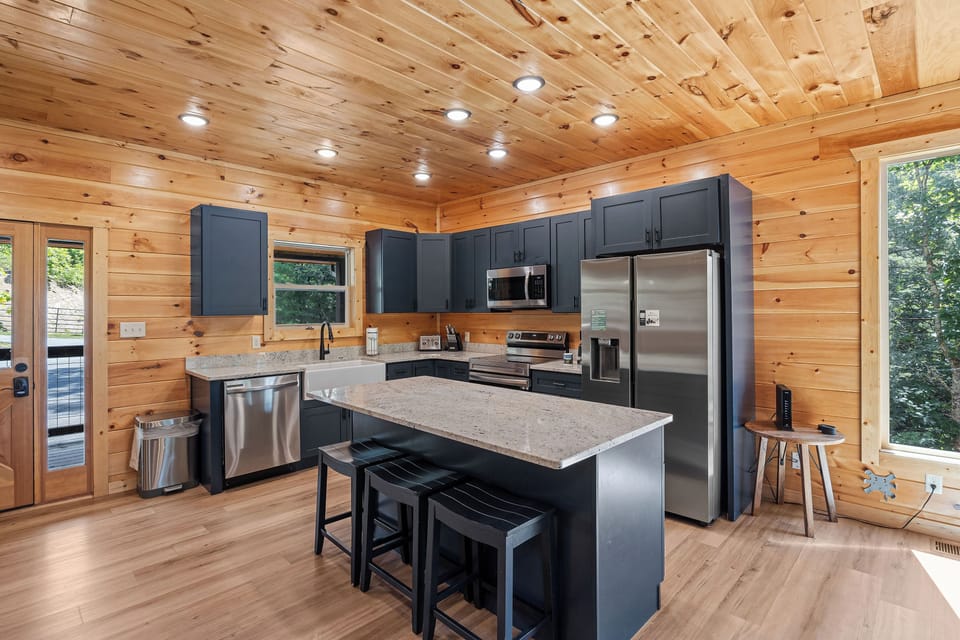 Fully equipped kitchen: cook/bake/dinner/silver-ware provided!
