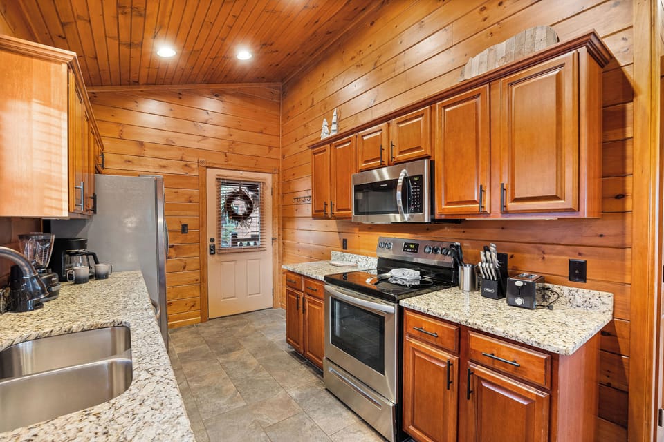 Fully equipped kitchen: cook/dinner/bake/silver-ware provided