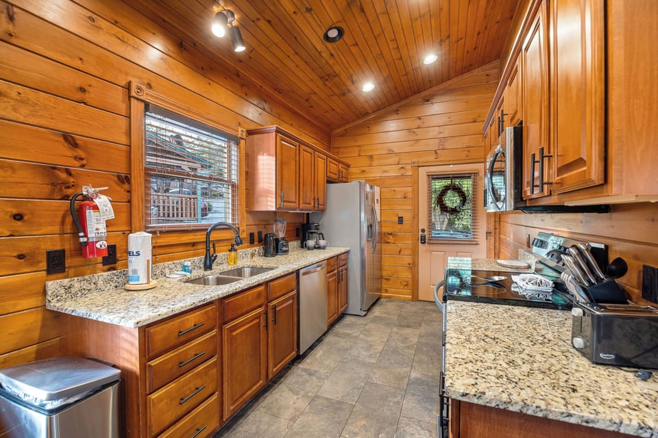 Fully equipped kitchen: cook/dinner/bake/silver-ware provided