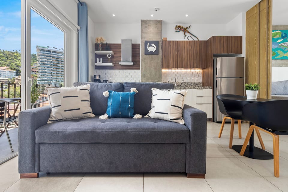 Open layout of living rooma and kitchen