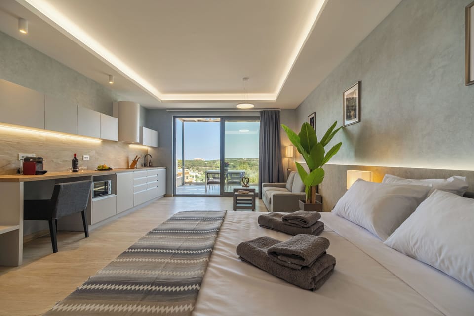 Luxury Double Room, Sea View | Bathroom | Shower, rainfall showerhead, free toiletries, hair dryer