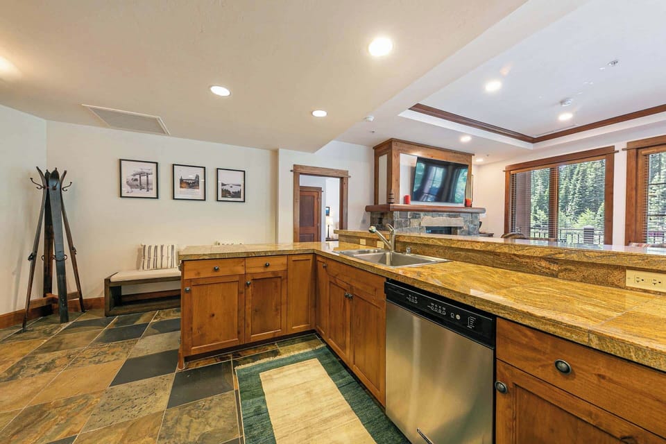 4001 Northstar Dr Unit 408-print-006-013-Interior-3230x2154-300dpi