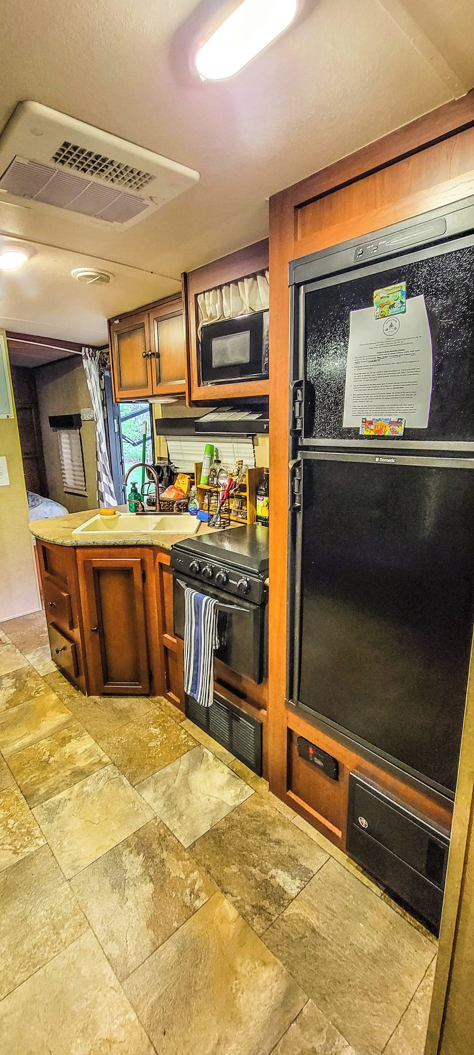 Stove, freezer, refrigerator, sink, microwave. Everything you'd need!