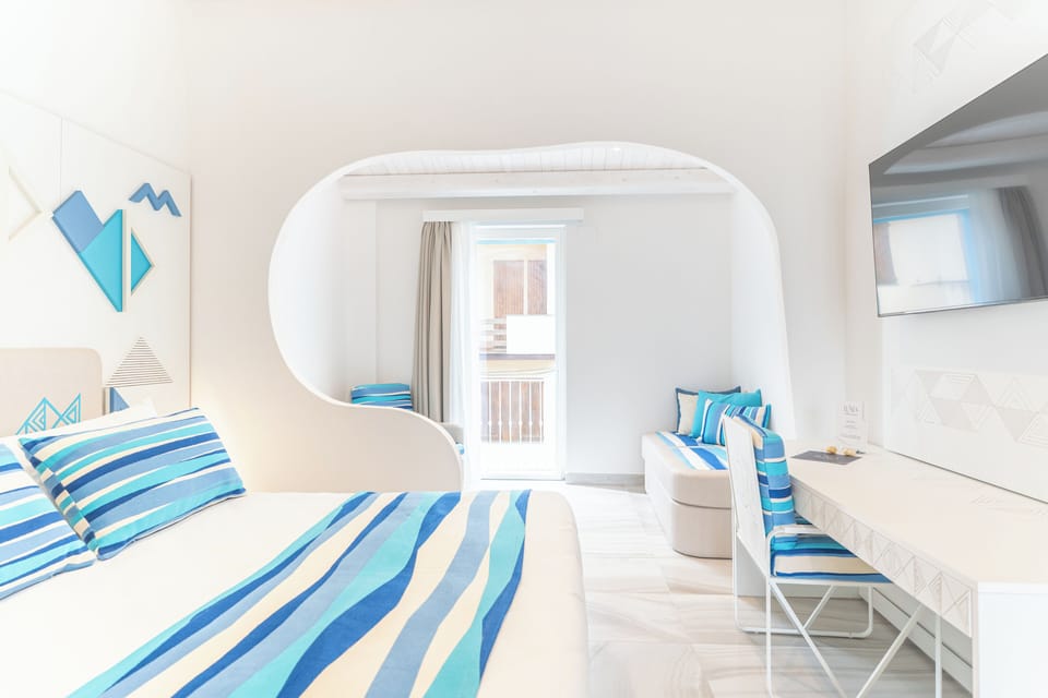 Superior Double or Twin Room | In-room safe, desk, blackout drapes, soundproofing