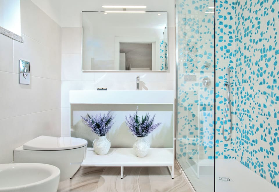 Superior Double or Twin Room | Bathroom | Shower, rainfall showerhead, free toiletries, hair dryer
