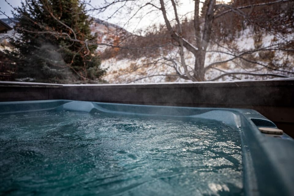 Relax with hot tub and stunning view