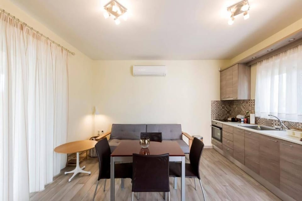 House | 1 bedroom, desk, Internet