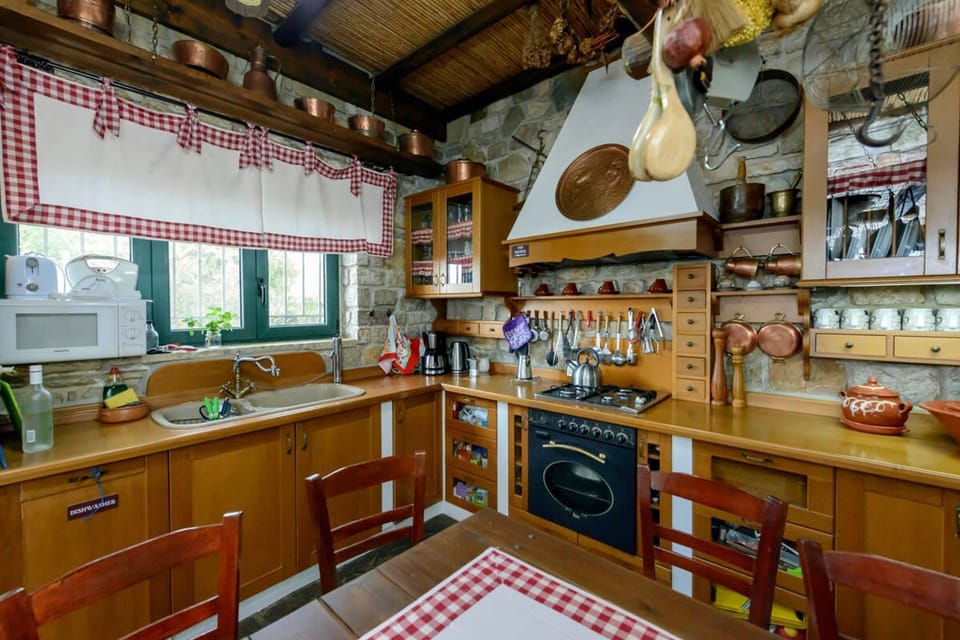 House | 4 bedrooms, desk, Internet