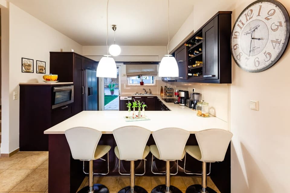 House | 4 bedrooms, desk, Internet