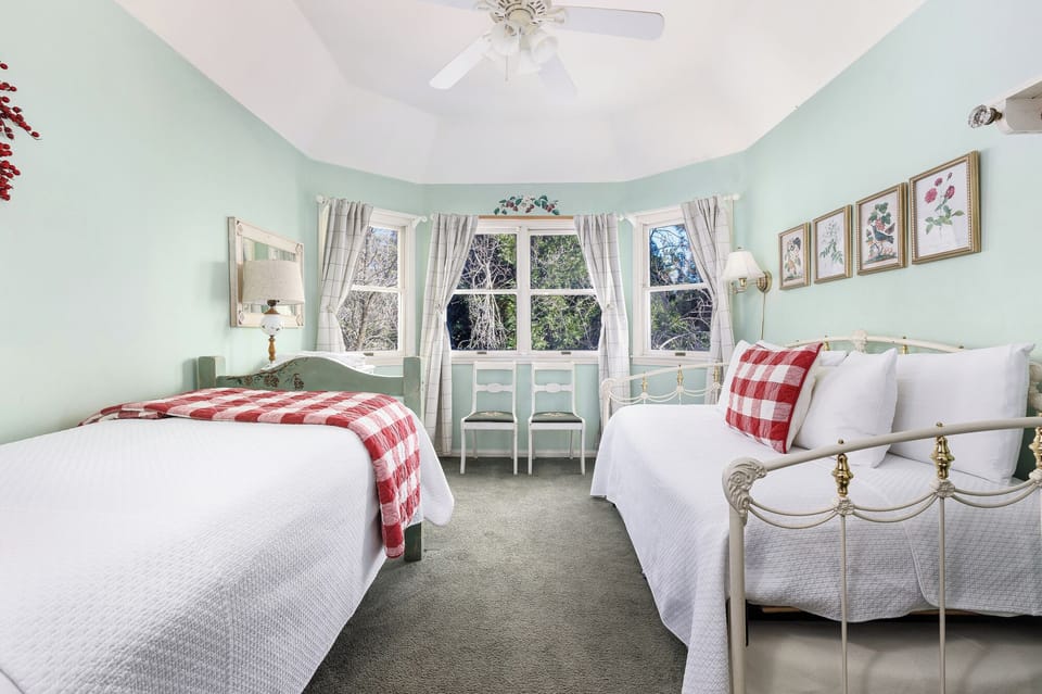 Upstairs Bedroom with twin bed and daybed w/ trundle
