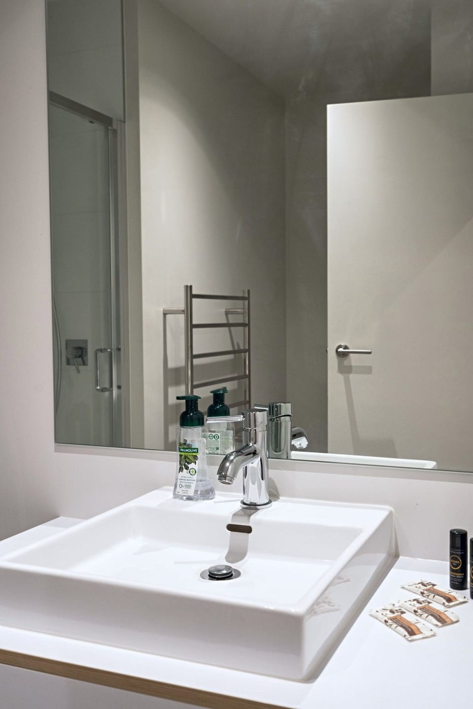Modern full bathroom