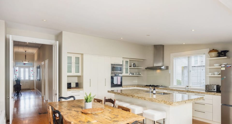 Fully equipped kitchen with breakfast bar and dining table