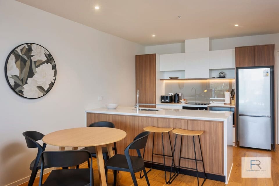 Fully equipped kitchen and dining area