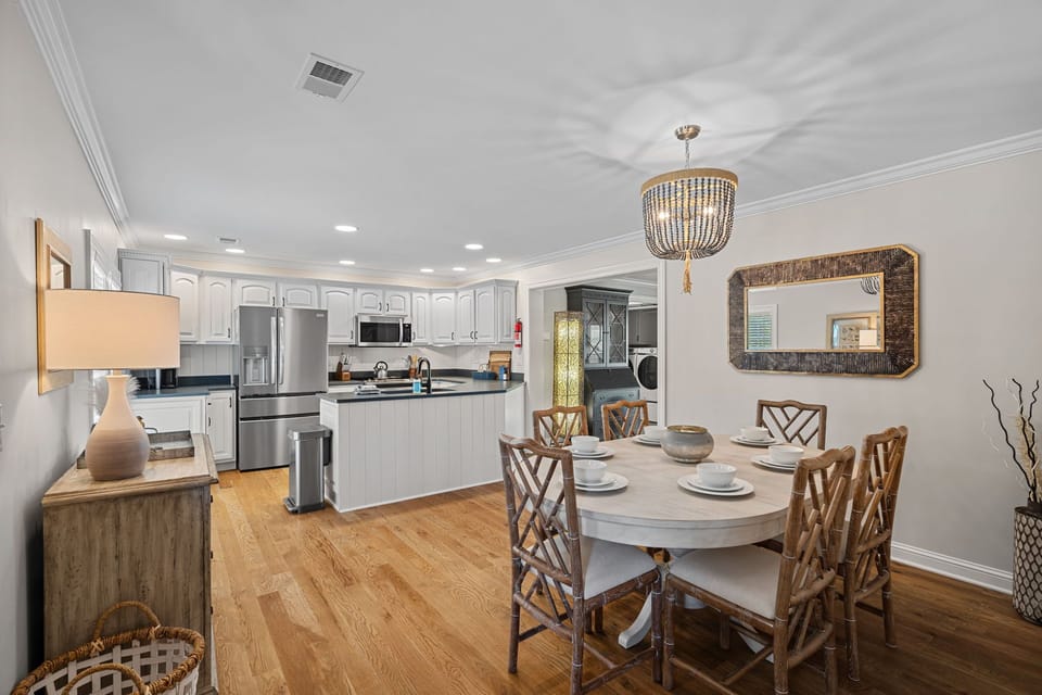 Kitchen and dining area, seating 6.