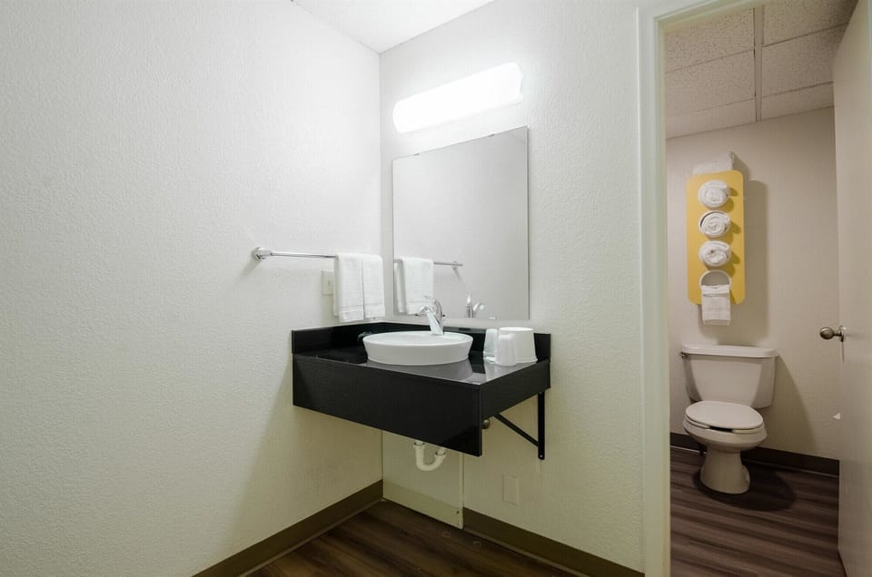 Standard Room, 1 King Bed, Non Smoking, Refrigerator & Microwave | WiFi (free), bed sheets
