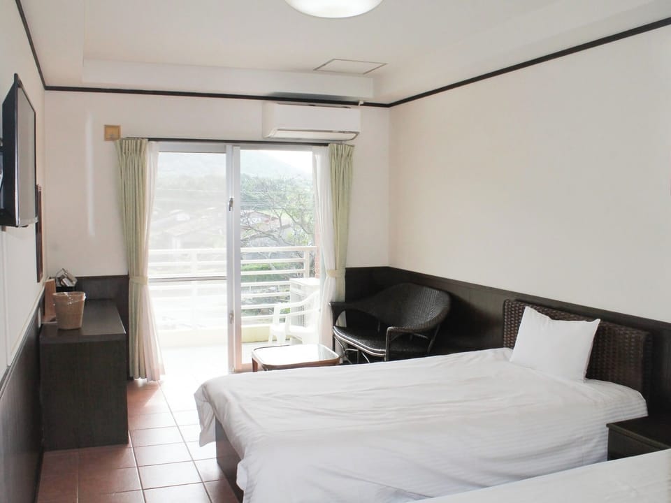 ・[Guest room] You can watch TV while lying down on the bed.