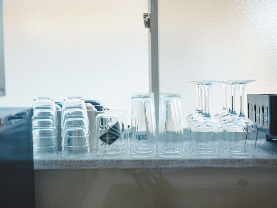 Glasses, cups, mugs